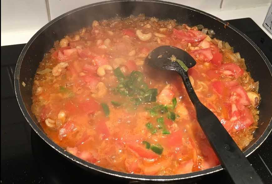 Butter Chicken Recept: På bilden har tomaterna nästan kokat sönder, med andra ord strax dags att hälla över rubbet i en blender.